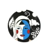 Badge La tête dans le décor- Exposition Karina Bisch