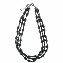 Collier Jeune femme se poudrant