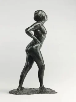 Danseuse au repos les mains sur les reins, jambe droite en avant (panneaux aluminium)