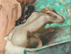 Femme assise sur le rebord d' une baignoire et s'épongeant le cou (affiches d'art encadrées)