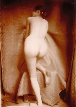 Femme nue de dos, genou droit appuyé sur un tabouret (toiles sans cadre)
