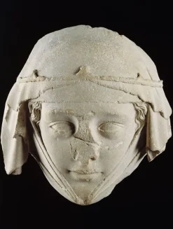 Masque du gisant de Jeanne de Toulouse, provenant de l'abbatiale de Gercy à Varennes-Jarcy (panneaux aluminium)