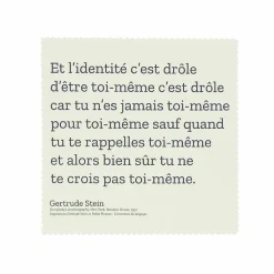 Microfibre citation Gertrude Stein - Et l'identité c'est drôle... - 14x14 cm Accessoires Lunettes