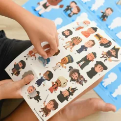 New Poster pédagogique Personnages célèbres + 44 stickers - Poppik Loisirs Créatifs