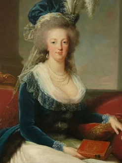 Reine Marie-Antoinette assise, en manteau bleu et robe blanche, tenant un livre à la main (panneaux acryliques)