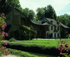 Vue extérieure du petit Trianon : la maison de la Reine et le billard (panneaux aluminium)