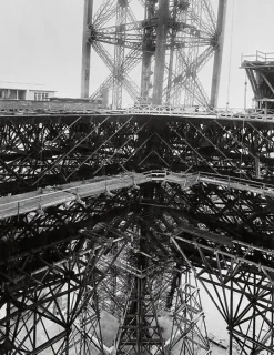 Vue prise de la 1ère plate-forme vers le bas de la construction (toiles encadrées)