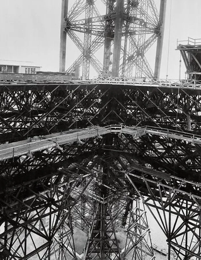 Vue prise de la 1ère plate-forme vers le bas de la construction (toiles encadrées)